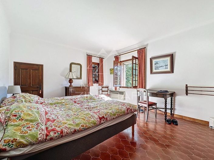 Image No.8-8 Bed House for sale
