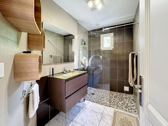 Image No.17-5 Bed House for sale