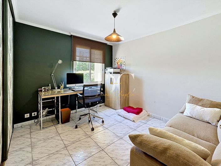 Image No.18-5 Bed House for sale