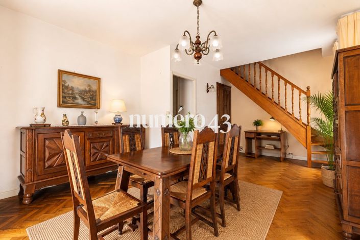 Image No.2-4 Bed House for sale