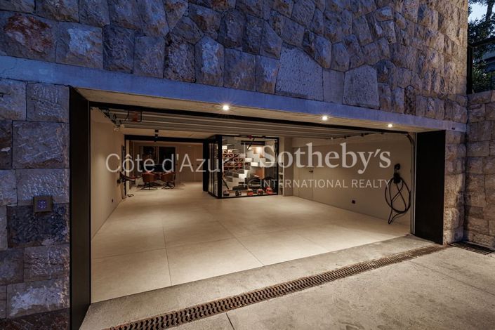 Image No.10-3 Bed Property for sale