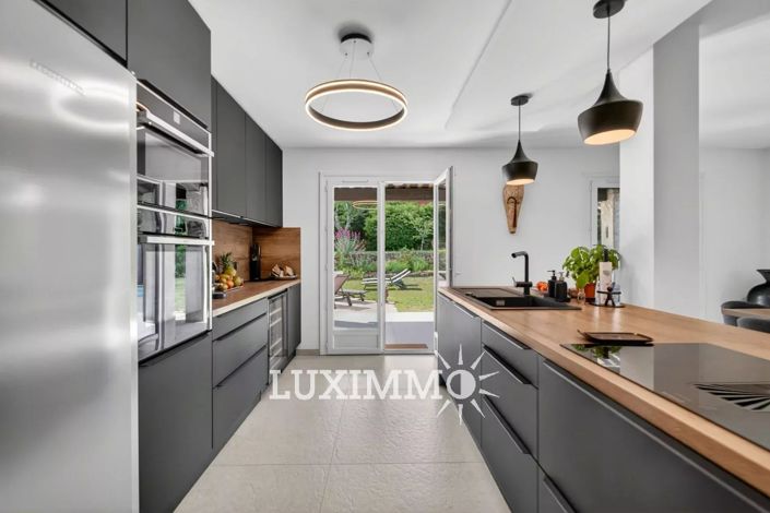 Image No.6-5 Bed House for sale