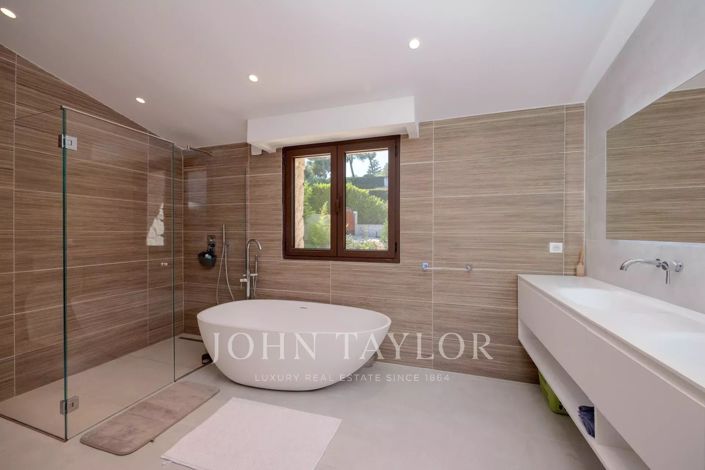 Image No.9-5 Bed House for sale