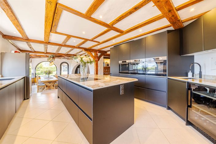 Image No.15-6 Bed Property for sale