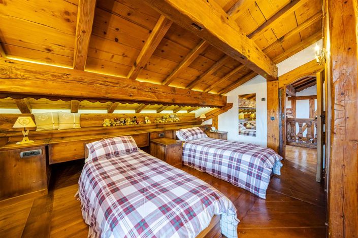 Image No.17-6 Bed Property for sale