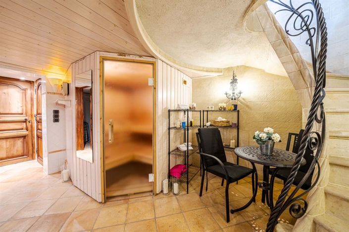 Image No.39-6 Bed Property for sale