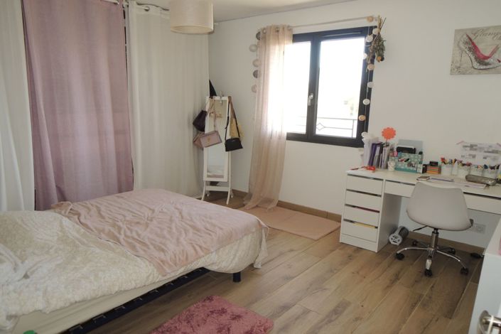 Image No.10-3 Bed House for sale