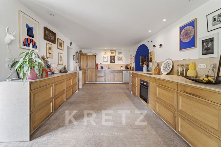 Image No.4-9 Bed Property for sale