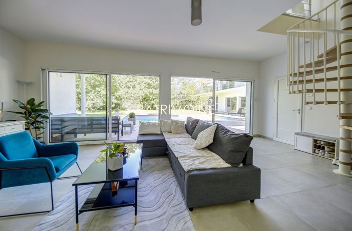 Image No.17-7 Bed House for sale