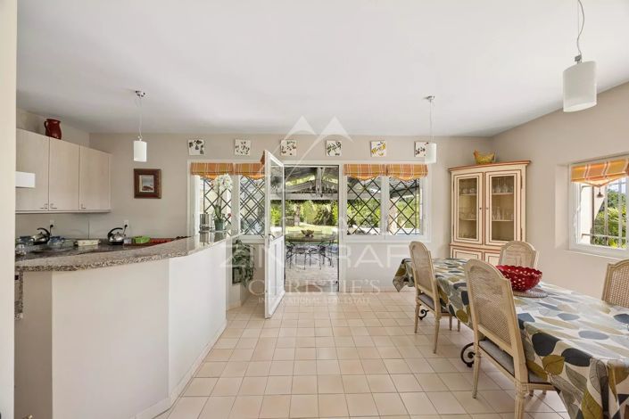 Image No.6-5 Bed House for sale