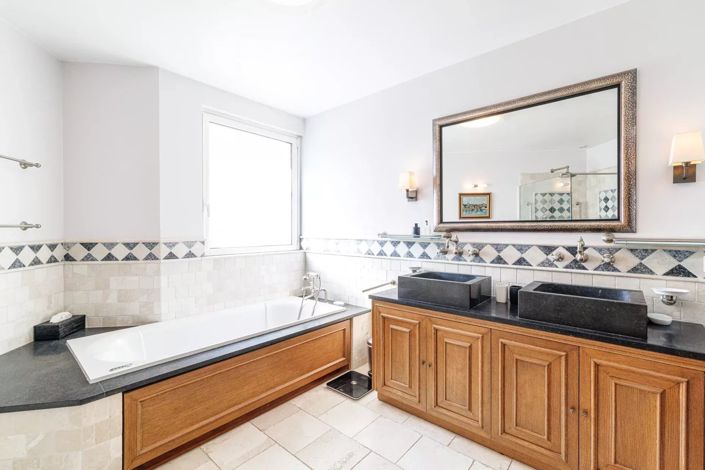 Image No.8-6 Bed House for sale