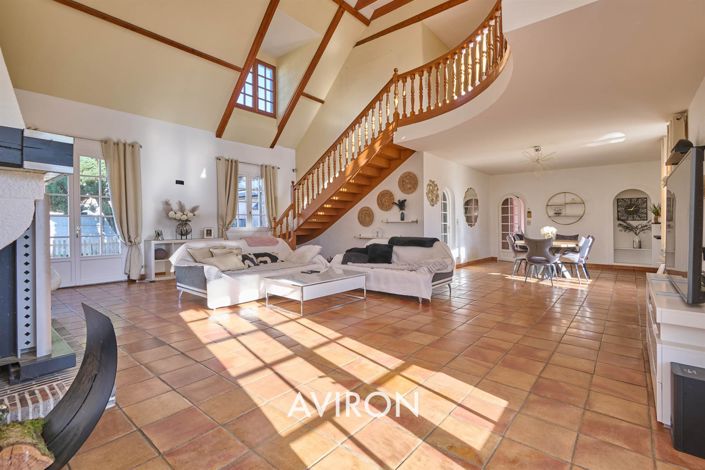 Image No.4-6 Bed House for sale