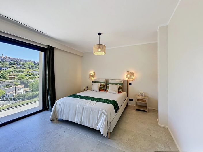 Image No.8-5 Bed House for sale