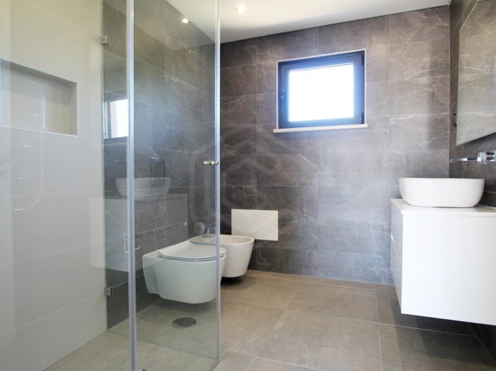 Image No.18-4 Bed House for sale