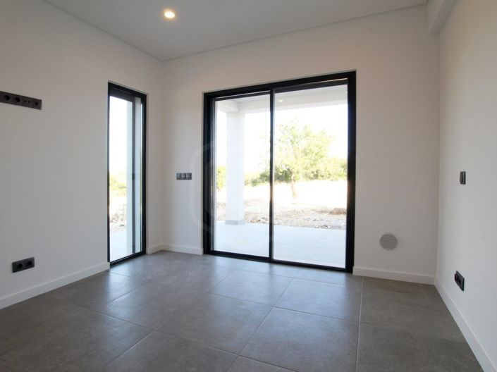 Image No.22-4 Bed House for sale