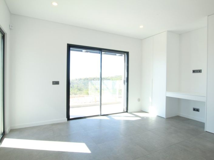 Image No.25-4 Bed House for sale
