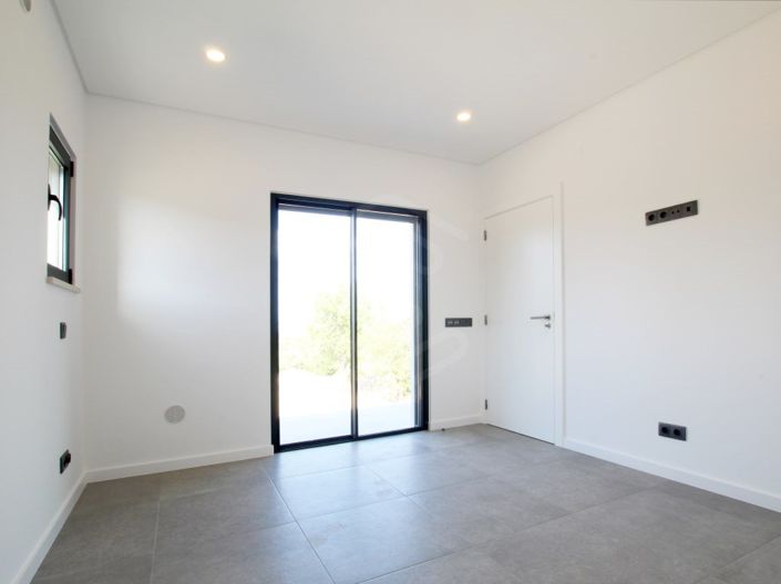 Image No.28-4 Bed House for sale