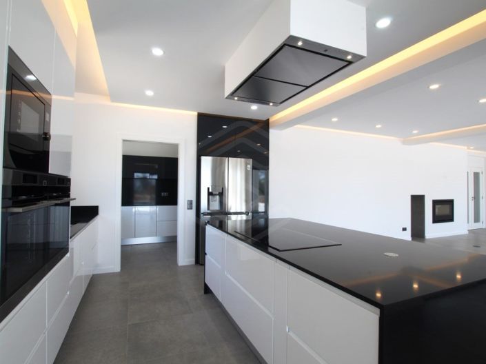 Image No.8-4 Bed House for sale
