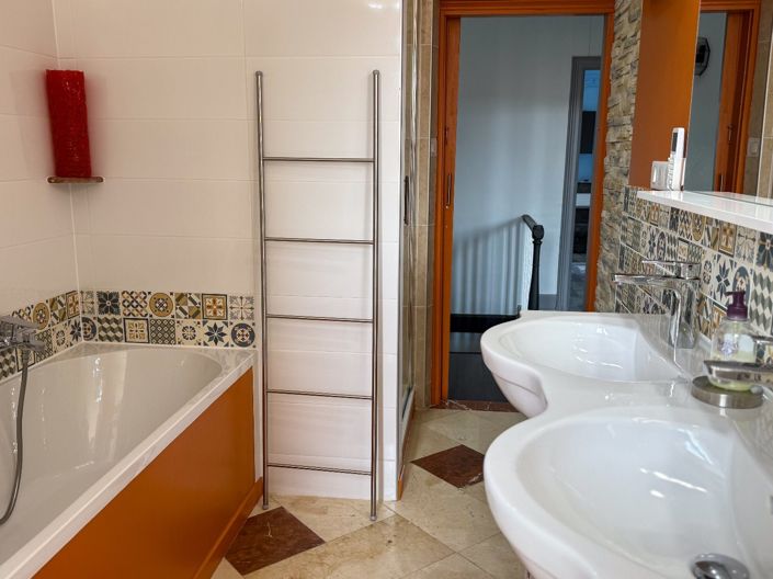 Image No.11-7 Bed House for sale