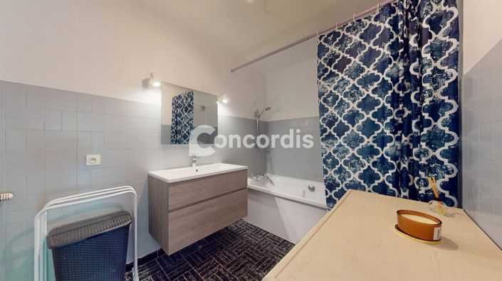 Image No.18-6 Bed House for sale