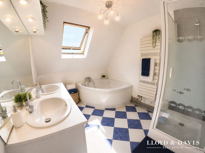 Image No.12-5 Bed House for sale