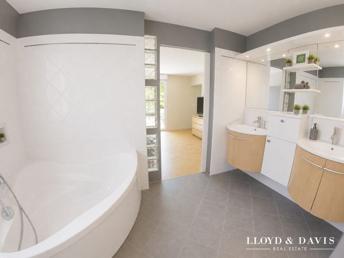 Image No.8-5 Bed House for sale