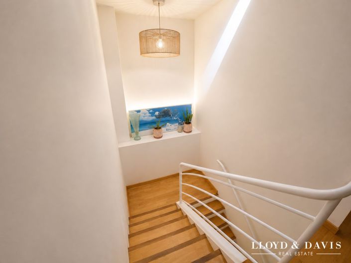 Image No.9-5 Bed House for sale