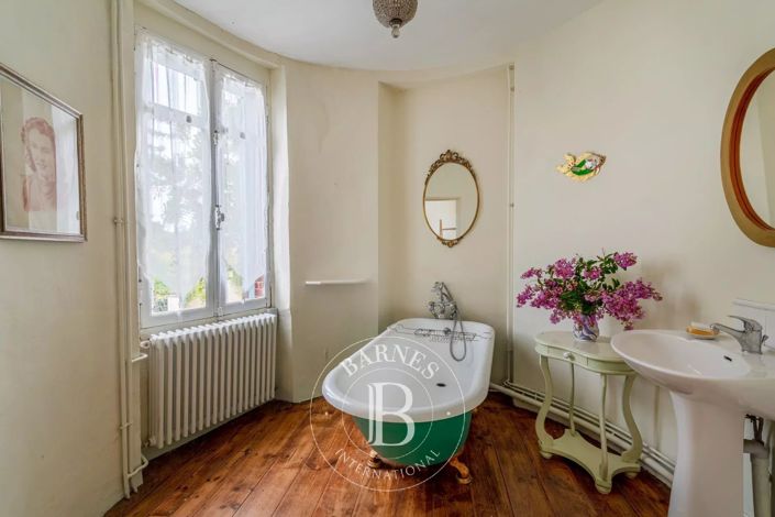 Image No.17-12 Bed House for sale