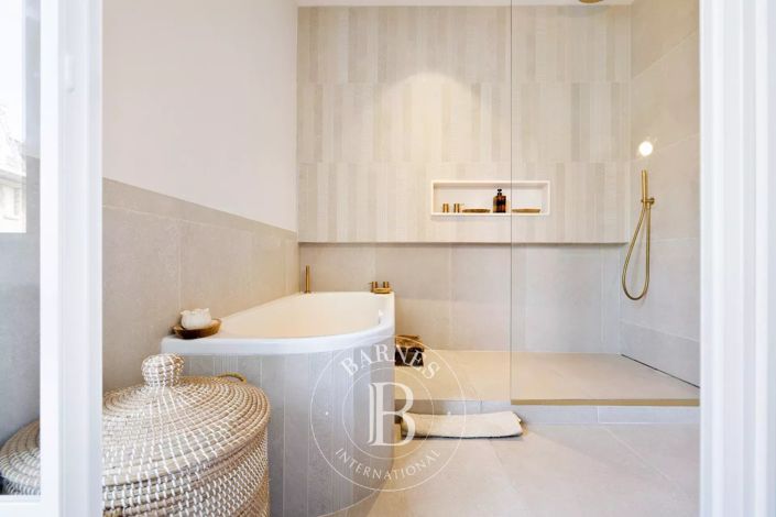 Image No.16-6 Bed House for sale