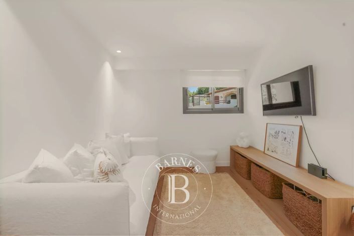 Image No.17-5 Bed House for sale