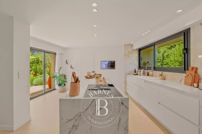 Image No.30-5 Bed House for sale