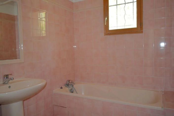 Image No.10-3 Bed House for sale