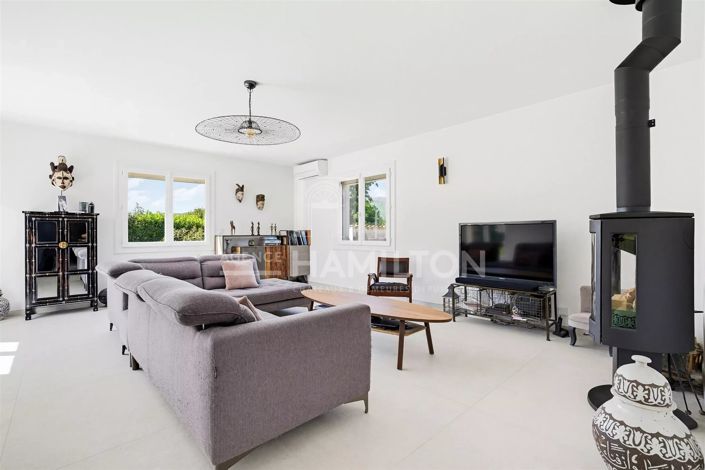 Image No.6-5 Bed House for sale