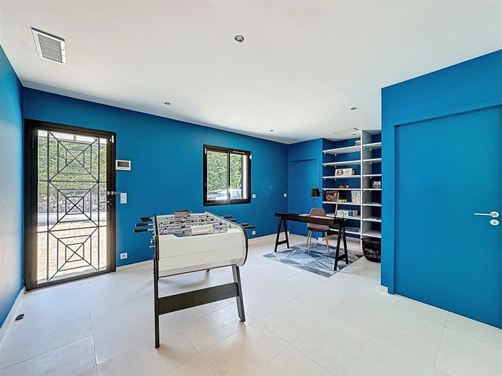 Image No.18-6 Bed House for sale