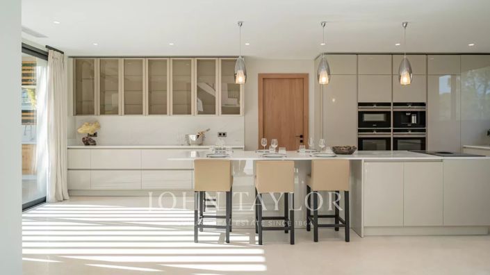 Image No.8-5 Bed House for sale