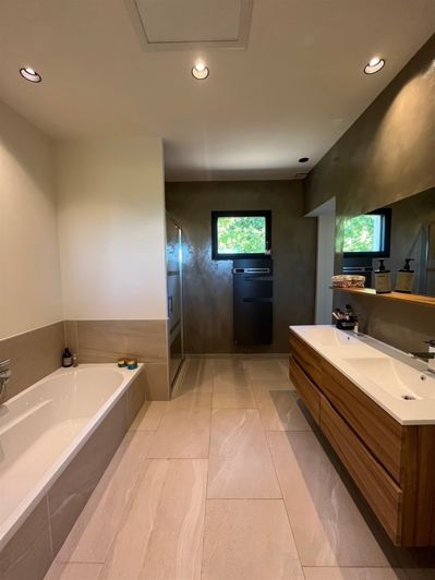Image No.8-5 Bed House for sale