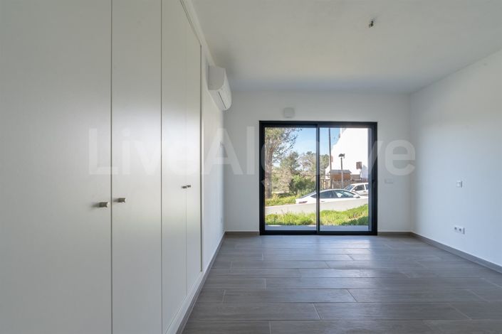 Image No.12-4 Bed House for sale
