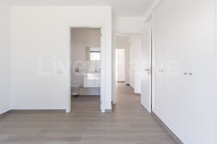 Image No.14-4 Bed House for sale