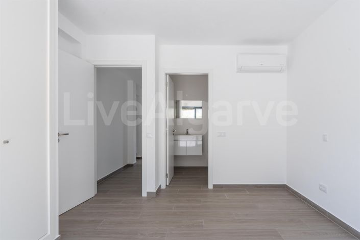 Image No.18-4 Bed House for sale