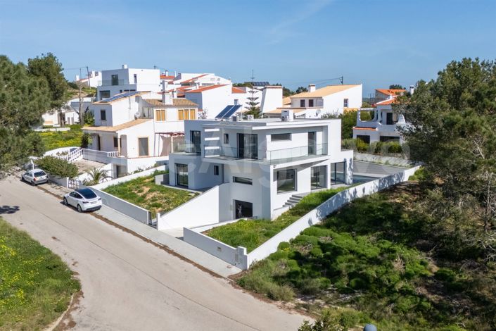 Image No.2-4 Bed House for sale