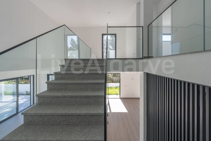 Image No.23-4 Bed House for sale