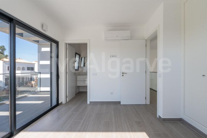 Image No.28-4 Bed House for sale