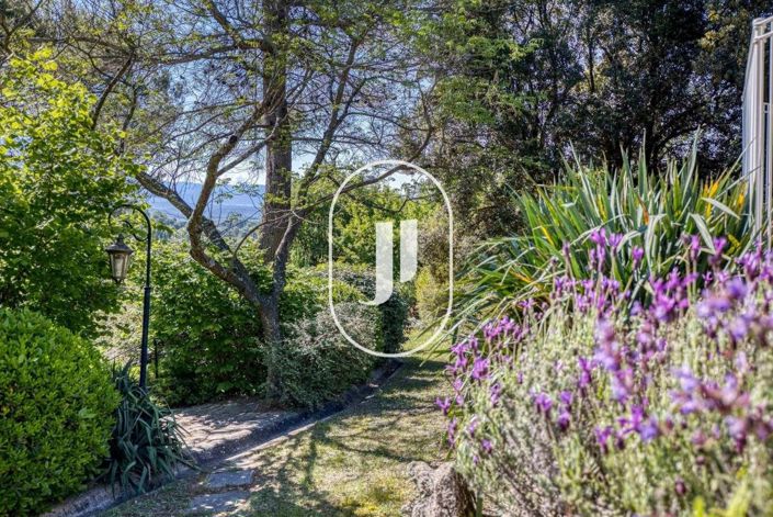 Image No.8-5 Bed House for sale