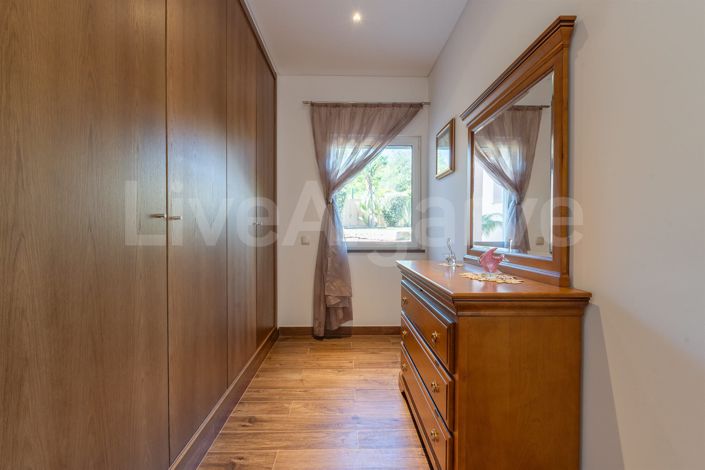 Image No.19-4 Bed House for sale