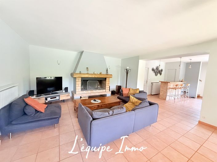 Image No.8-5 Bed House for sale