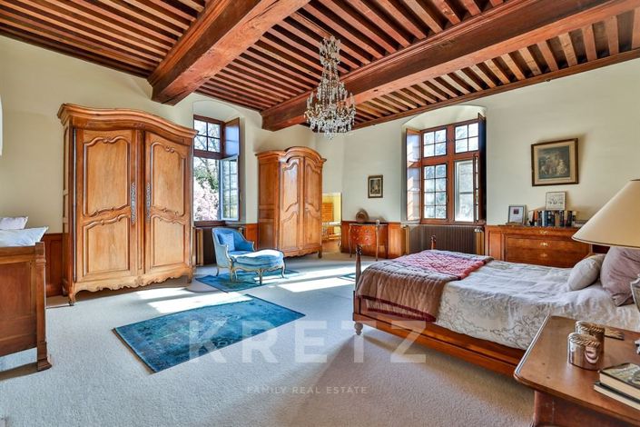 Image No.14-9 Bed Property for sale