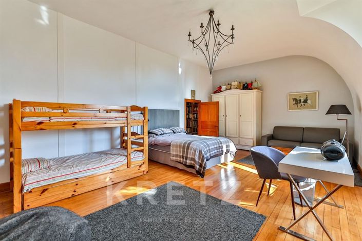 Image No.19-9 Bed Property for sale