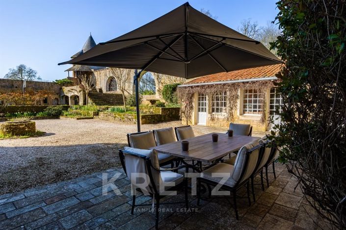 Image No.8-9 Bed Property for sale