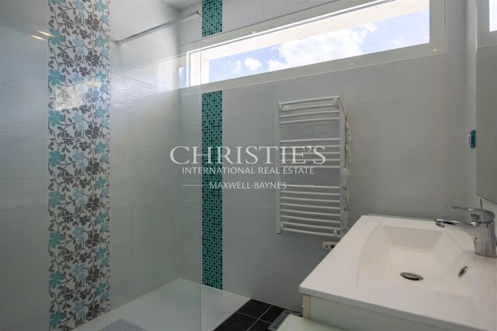 Image No.17-4 Bed House for sale