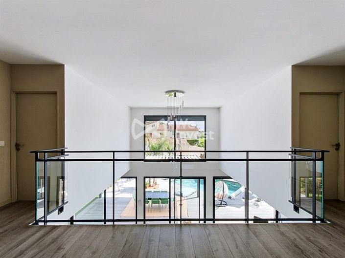 Image No.10-5 Bed Property for sale
